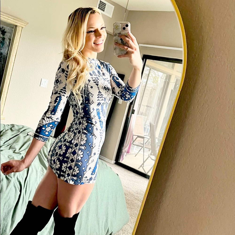 Tory Burch Long Sleeve Blue & White Printed Fitted Crew Neckline Mini Dress